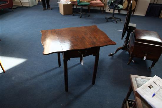 A George III mahogany butterfly Pembroke table, W.2ft 2in. H.2ft 4in.